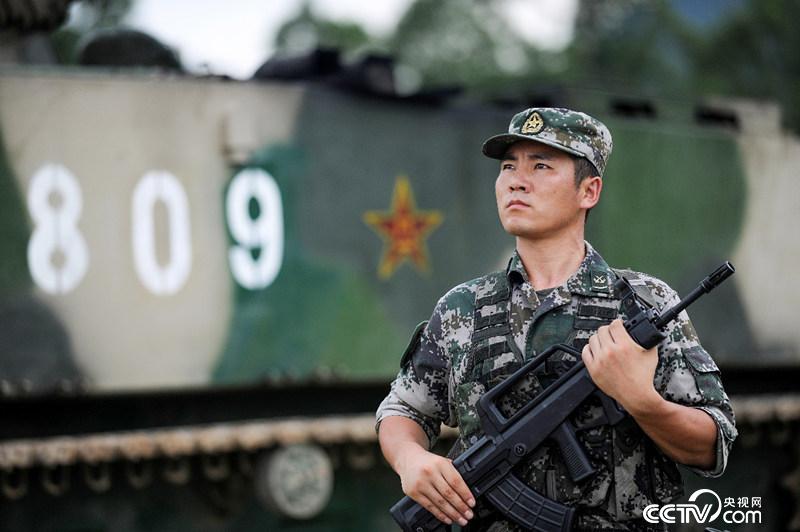 8年勤學(xué)苦練，王銳成為全軍最年輕的“雙特”兩棲裝甲尖兵。（彭希 攝）