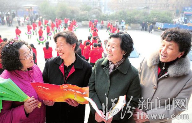 四位“平陽花”藝術(shù)團(tuán)創(chuàng)辦人又在商量演出的事。